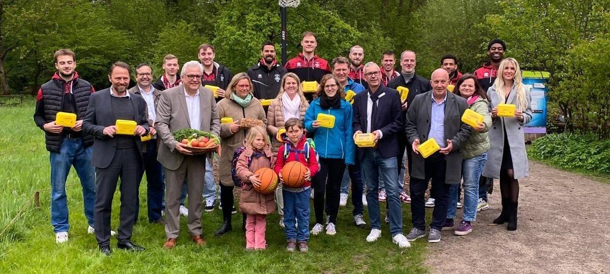 Biobrotbox-Aktion: Leverkusener Giants packen für Schulkids