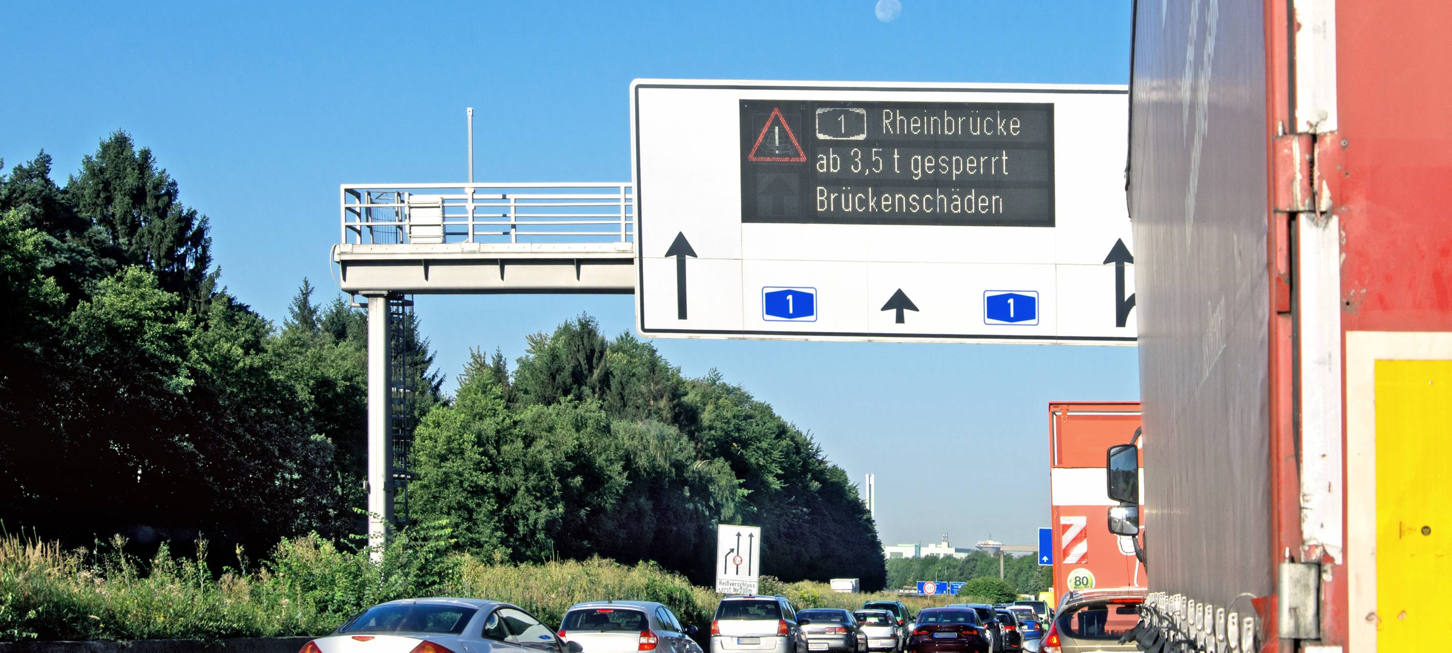 Viele LKW ignorieren Fahrverbot auf Rheinbrücke