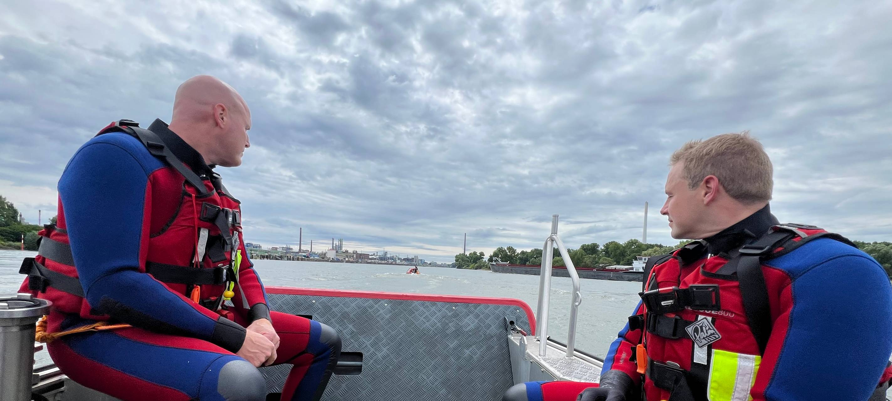 Feuerwehr verhindert Ölaustritt im Hitdorfer Hafen