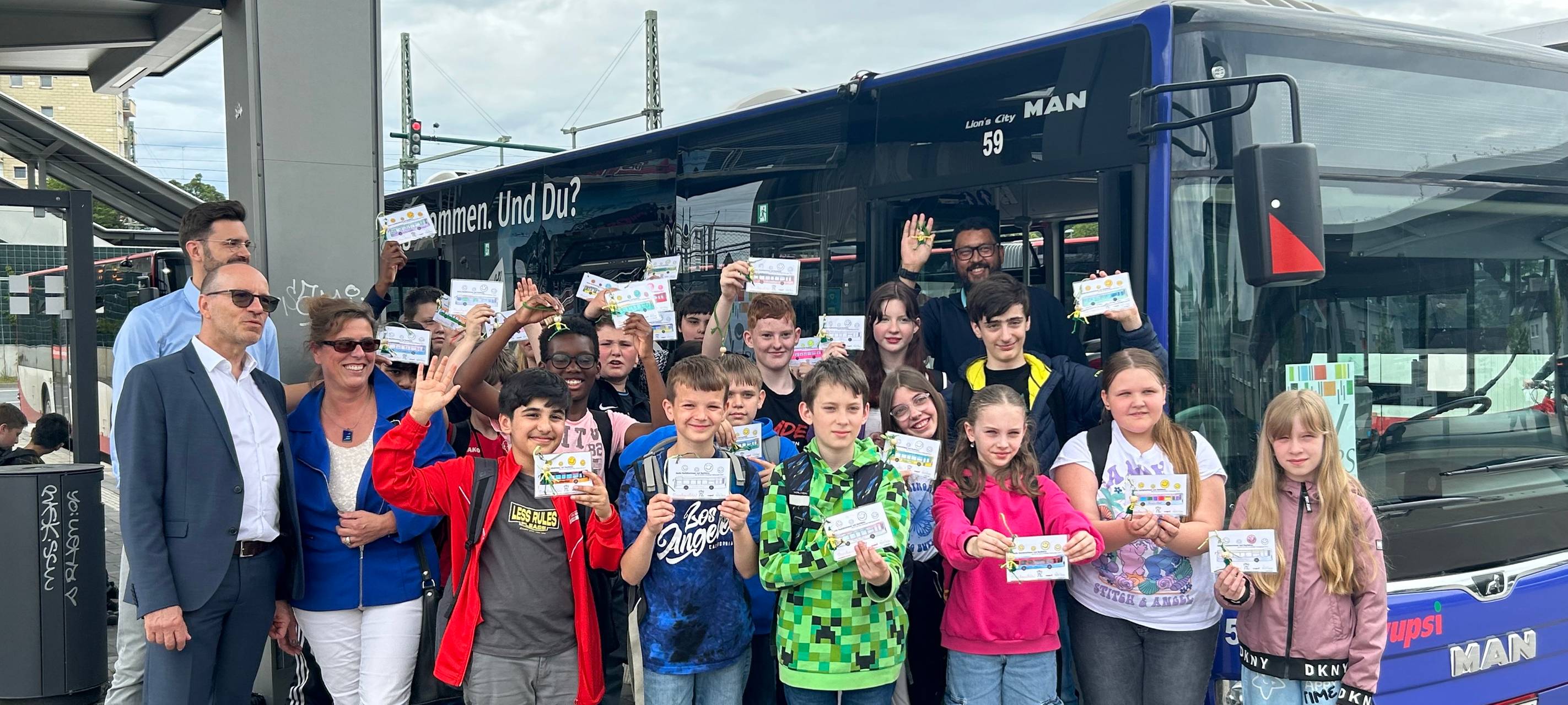 Leverkusener Schüler bedanken sich bei Busfahrern