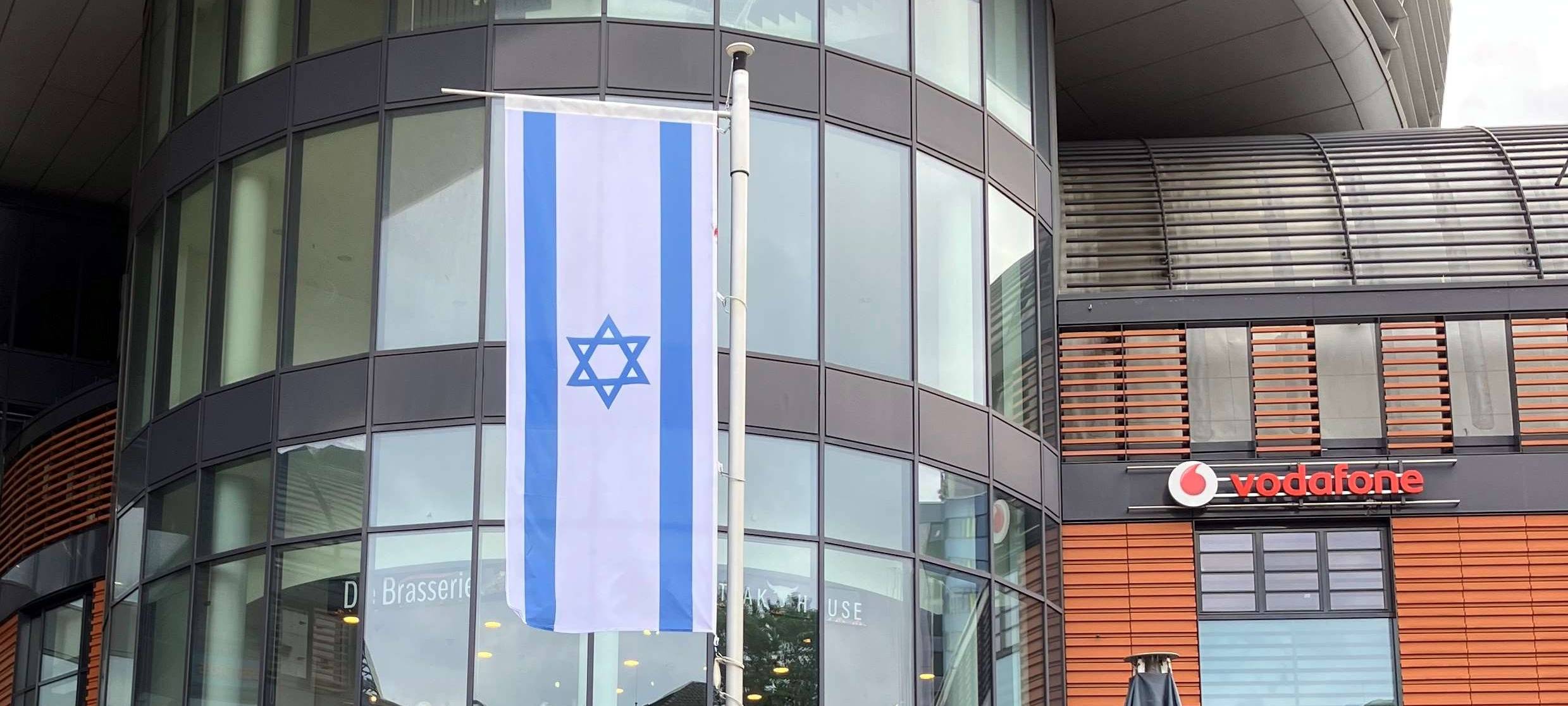 EKA Leverkusen: Mahnwache zum Jahrestag des Hamas-Angriffs