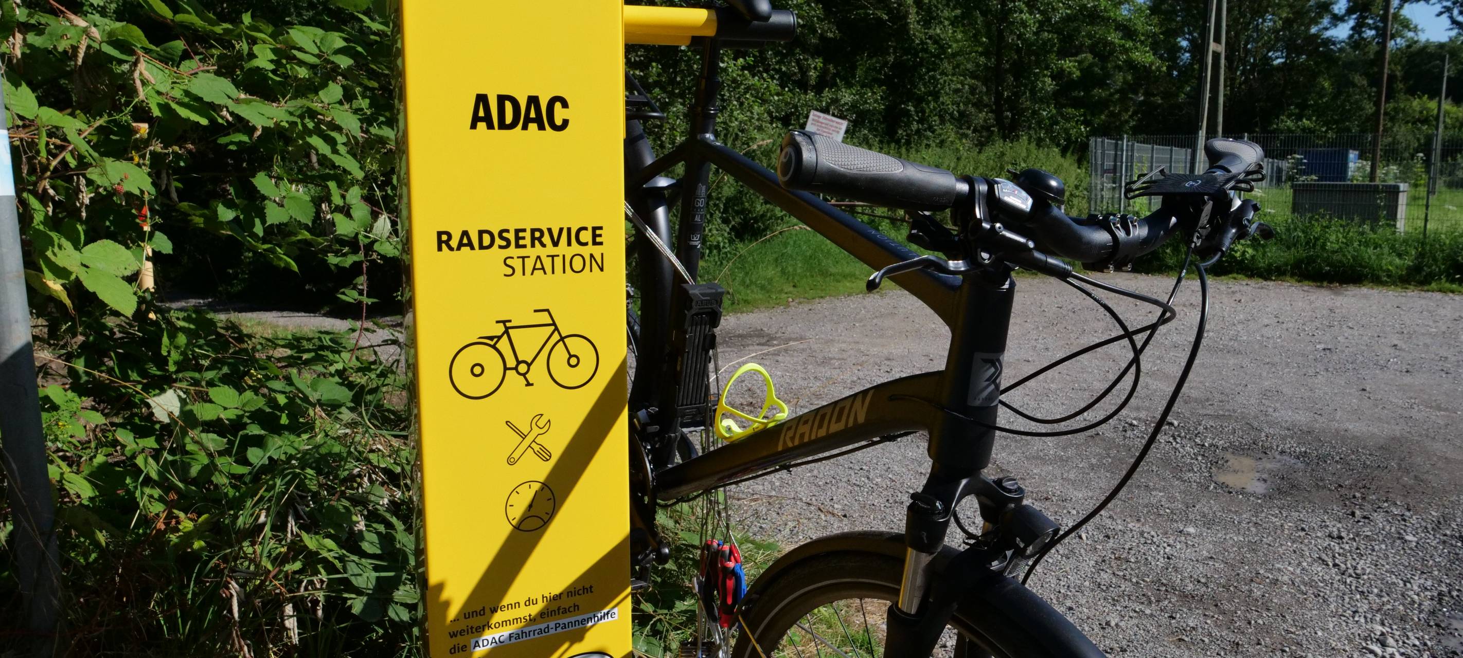 Fahrrad-Reparatursäule am Leverkusener Tierheim
