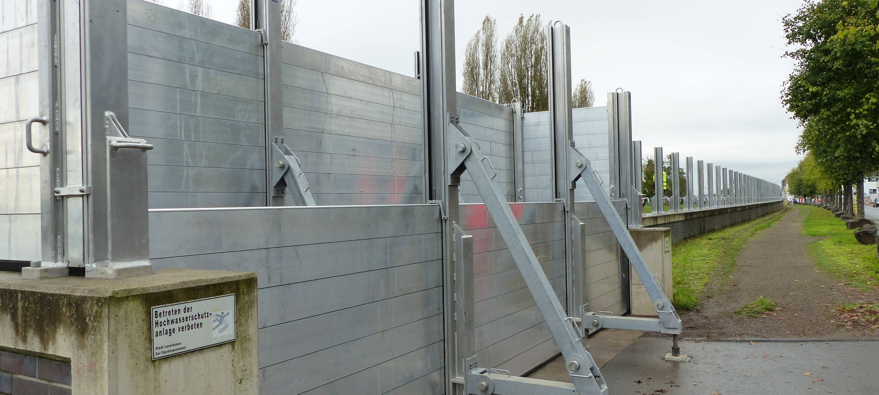 Übung in Leverkusen: Hochwasserschutzwand wird aufgebaut