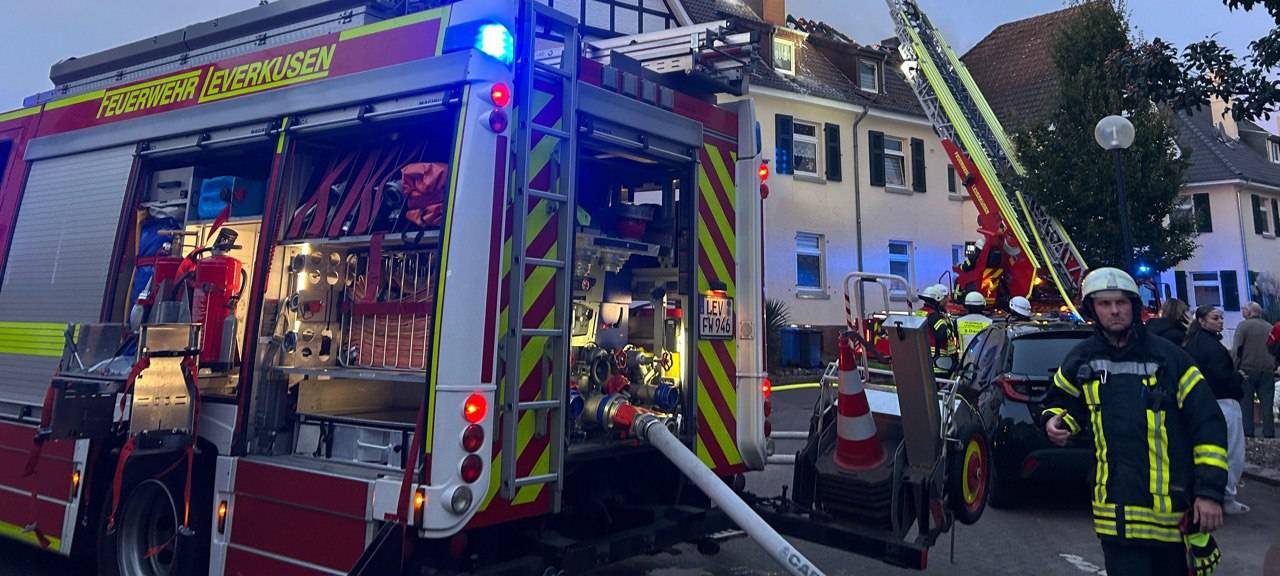 Feuerwehreinsatz Leverkusen: Dachstuhlbrand in Wiesdorf