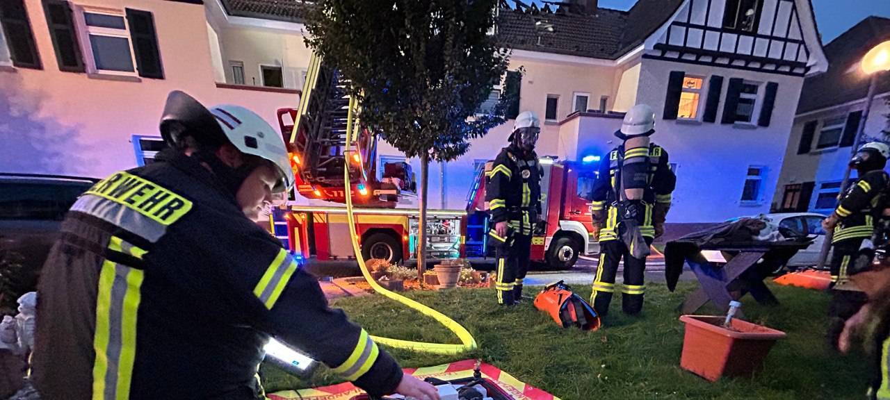 Feuerwehreinsatz Leverkusen: Dachstuhlbrand in Wiesdorf
