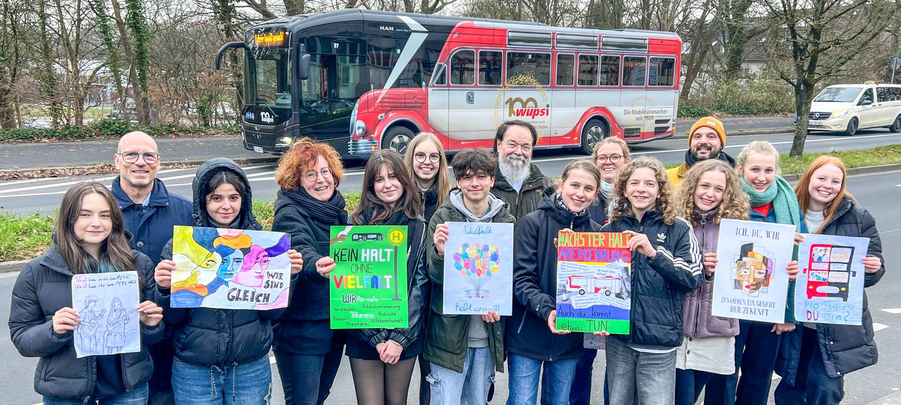 Gemälde gegen Diskriminierung hängen in Leverkusens Bussen