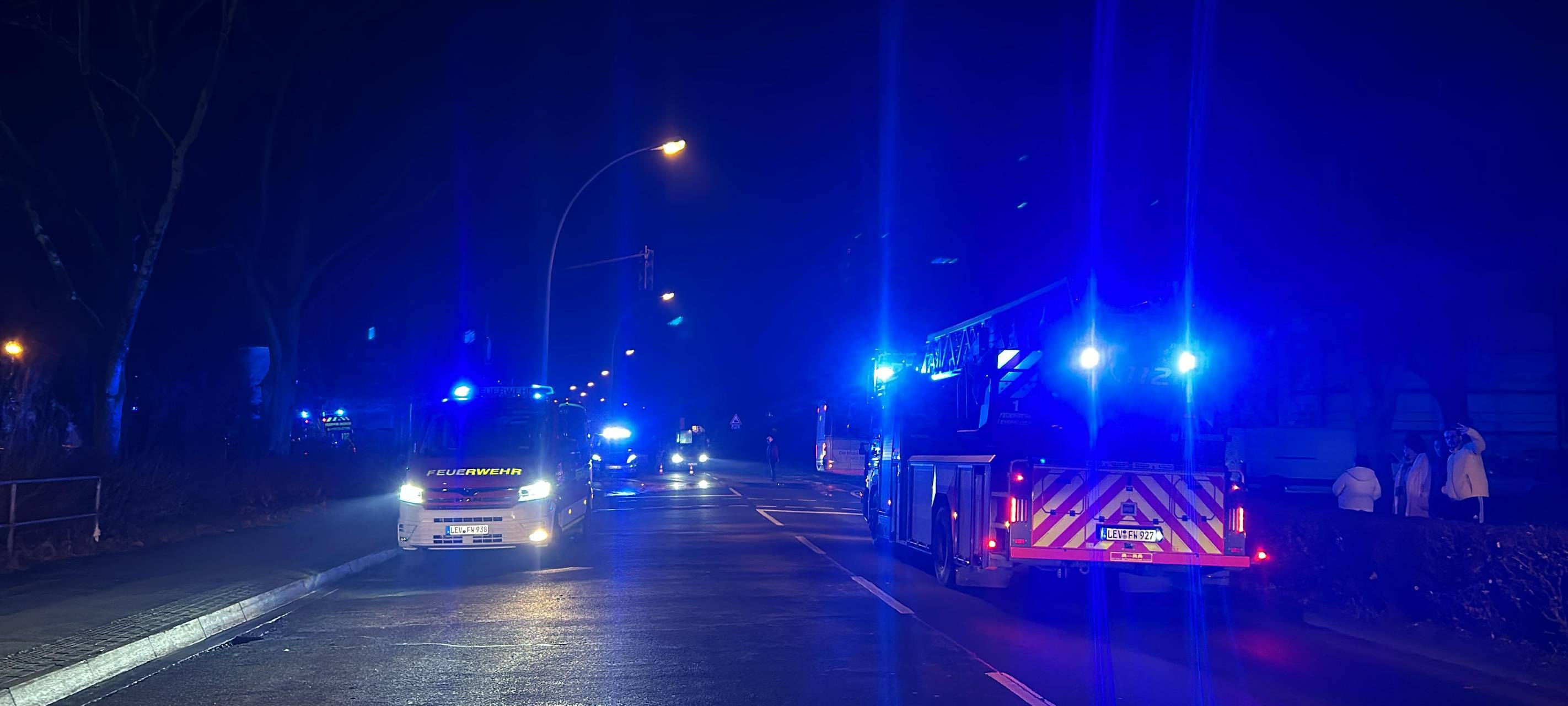 Feuerwehr Leverkusen löscht Brand in Dachgeschoss in Opladen