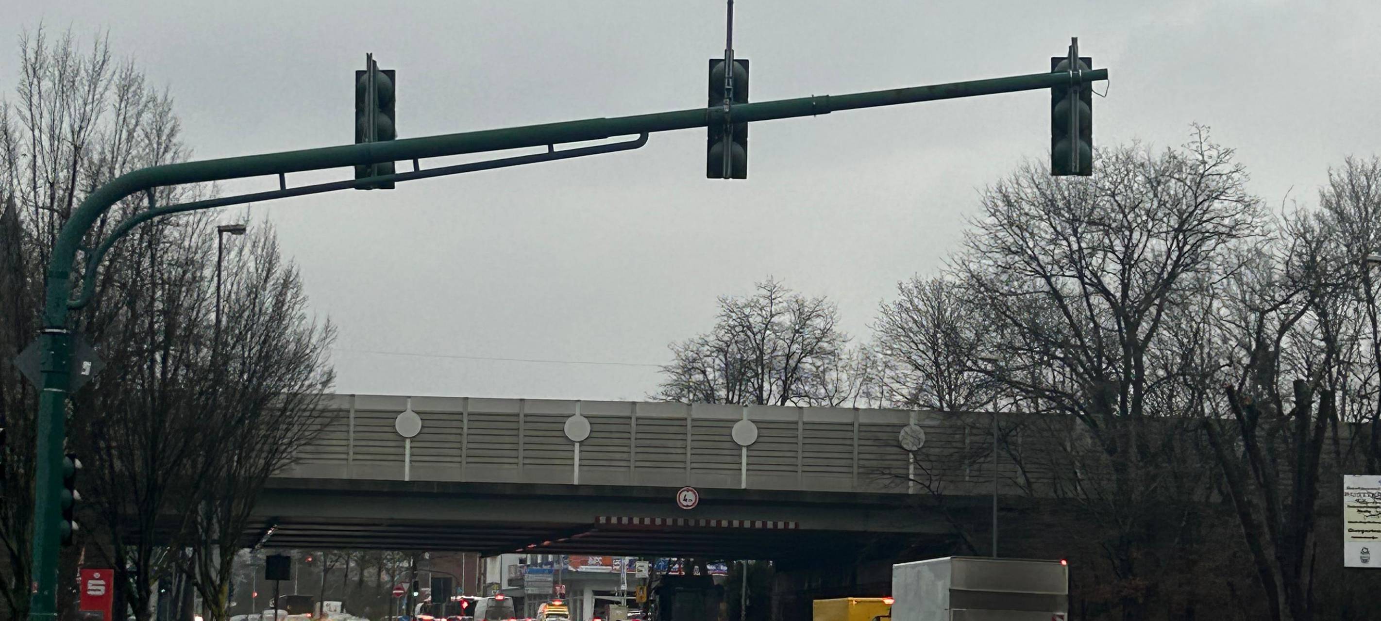Unfall mit vier beteiligten Autos: Kreuzung gesperrt