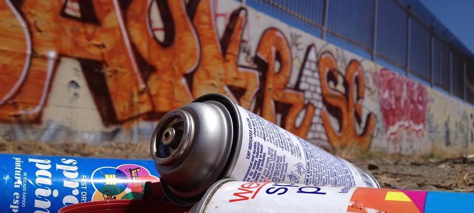Schöne Graffitis für die Brücke Rennbaumstraße