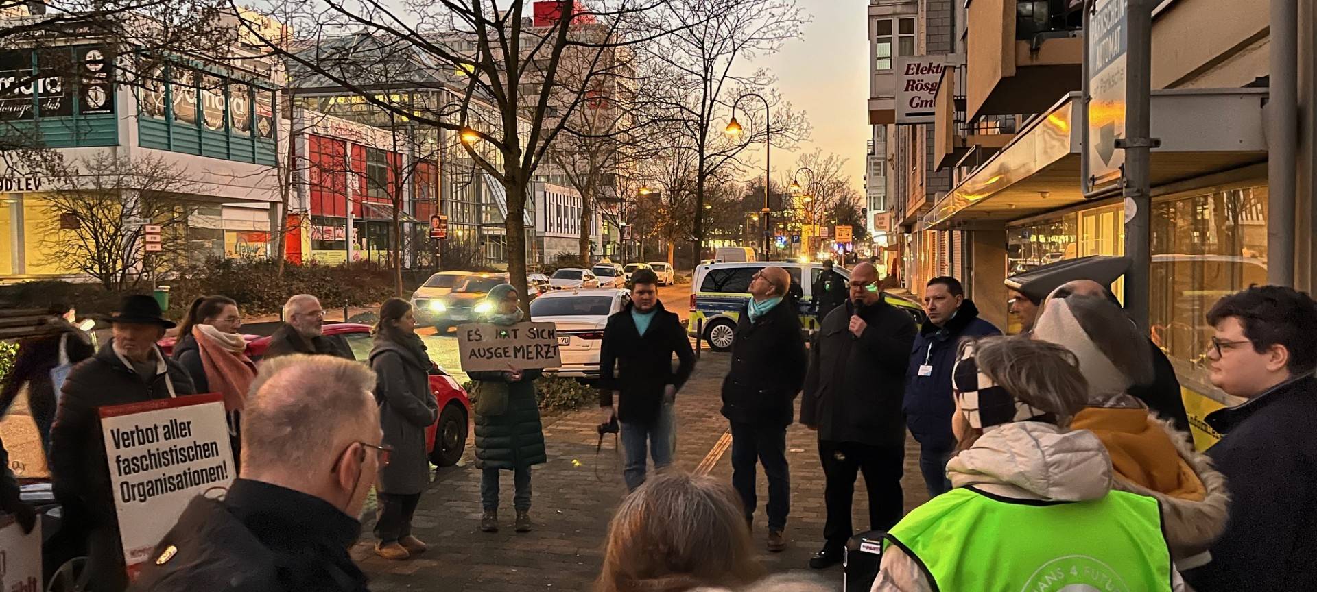 Nach Migrationsdebatte: Mahnwache vor Leverkusener CDU