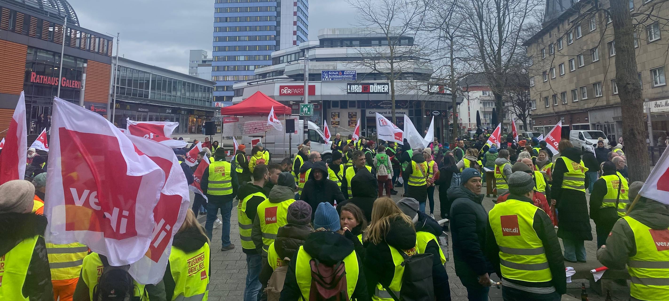 Streik in Leverkusen: Kundgebung vor dem Rathaus in Wiesdorf