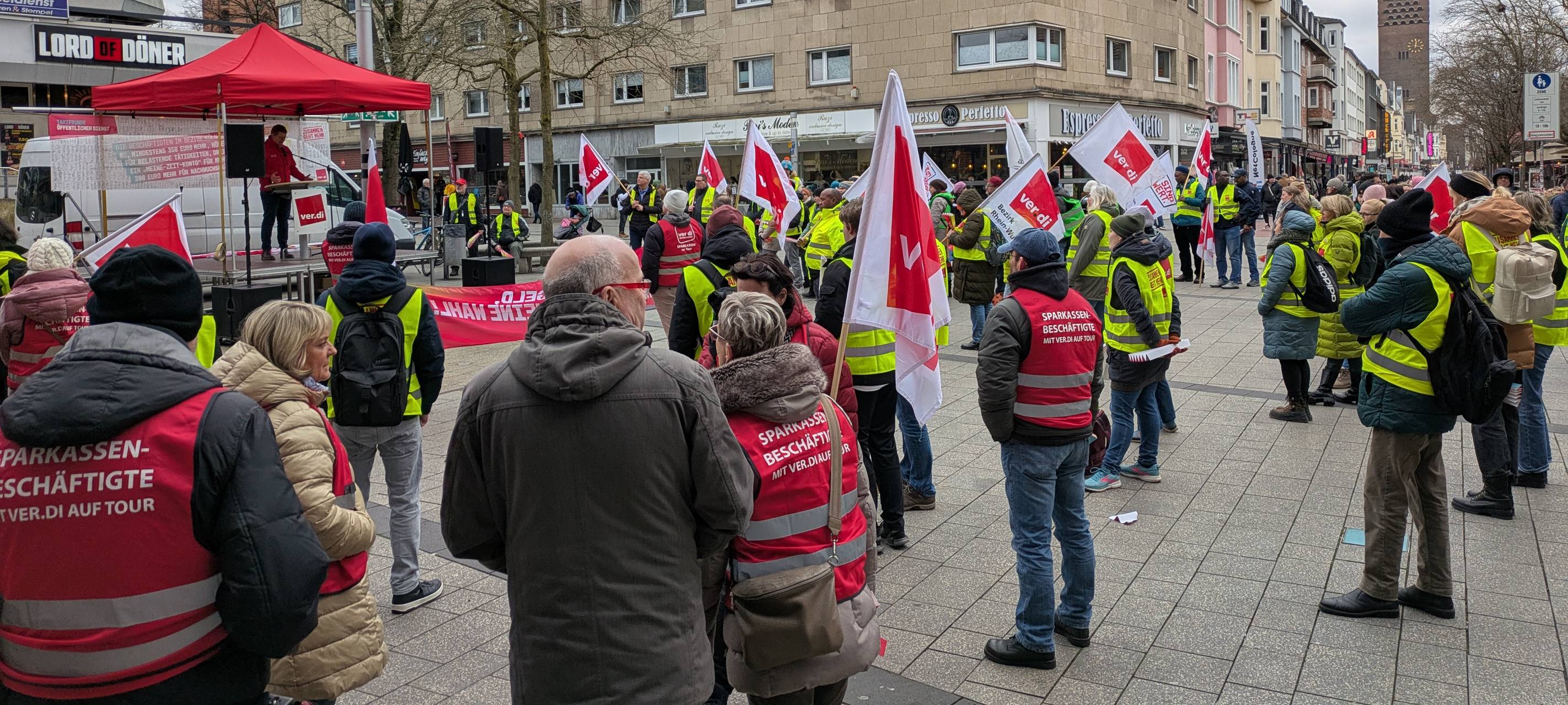 Streik in Leverkusen: Kundgebung vor dem Rathaus in Wiesdorf