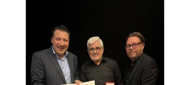 Dankplakette für Leverkusener Stadtdechanten