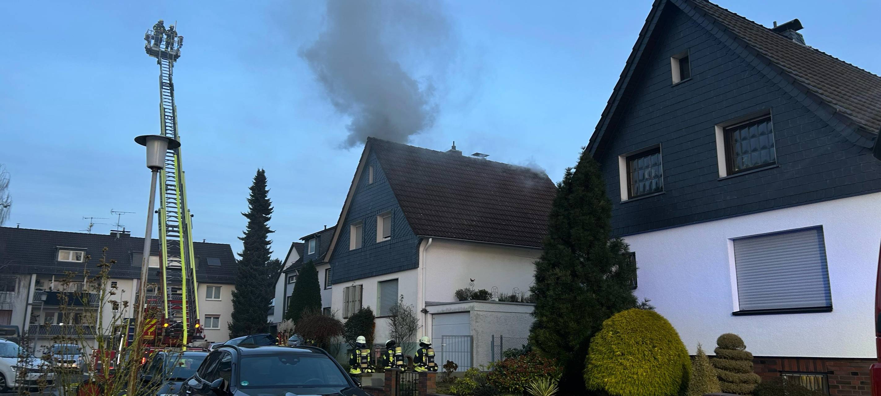 Dachstuhlbrand in Leverkusen-Schlebusch unter Kontrolle