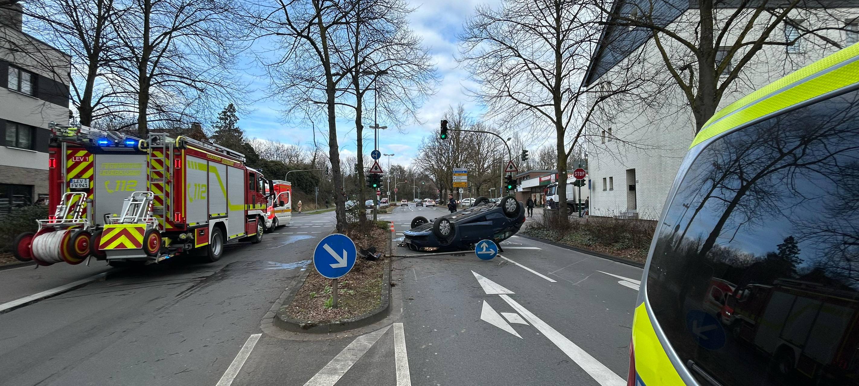 Auto überschlägt sich auf der Oulustraße in Leverkusen
