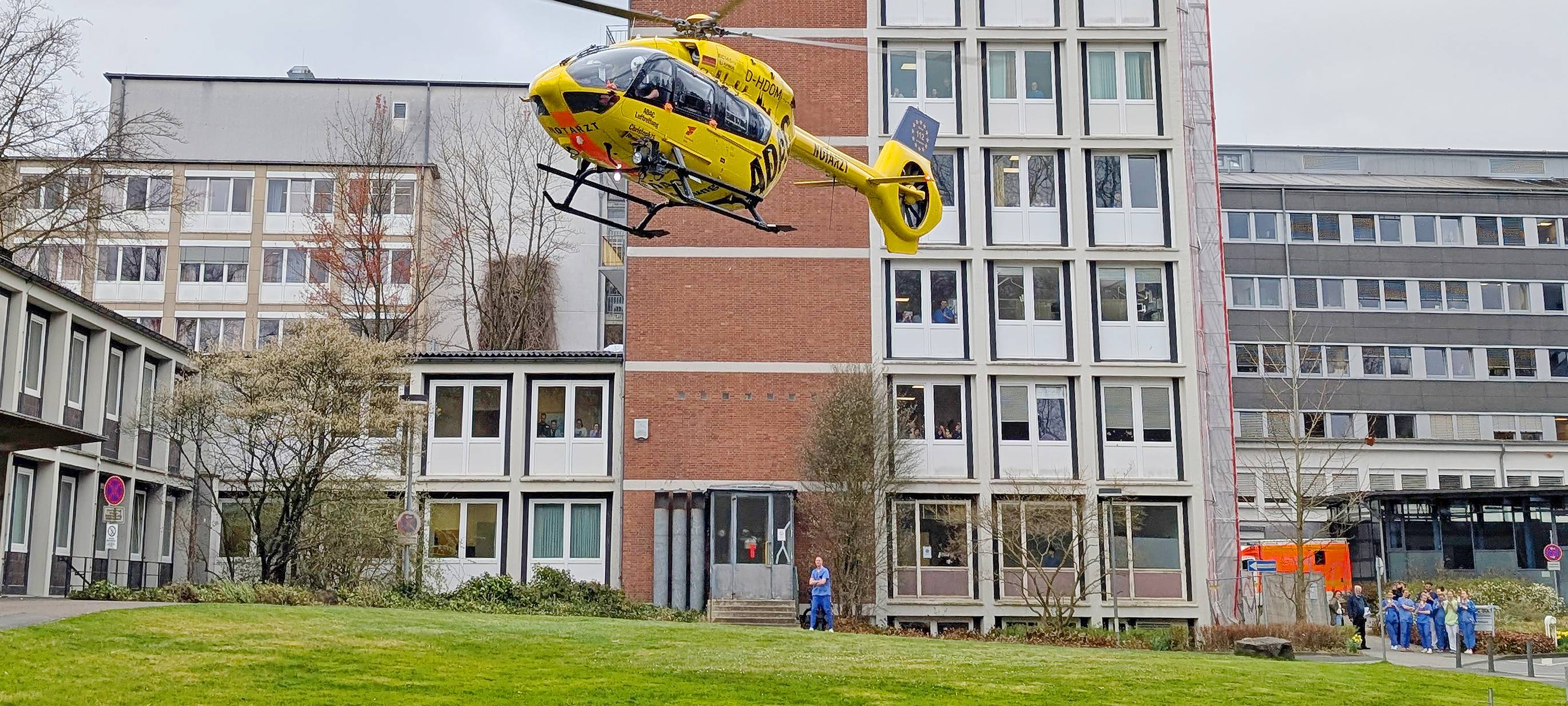 Rettungshubschrauber hunderte Male über Leverkusen unterwegs