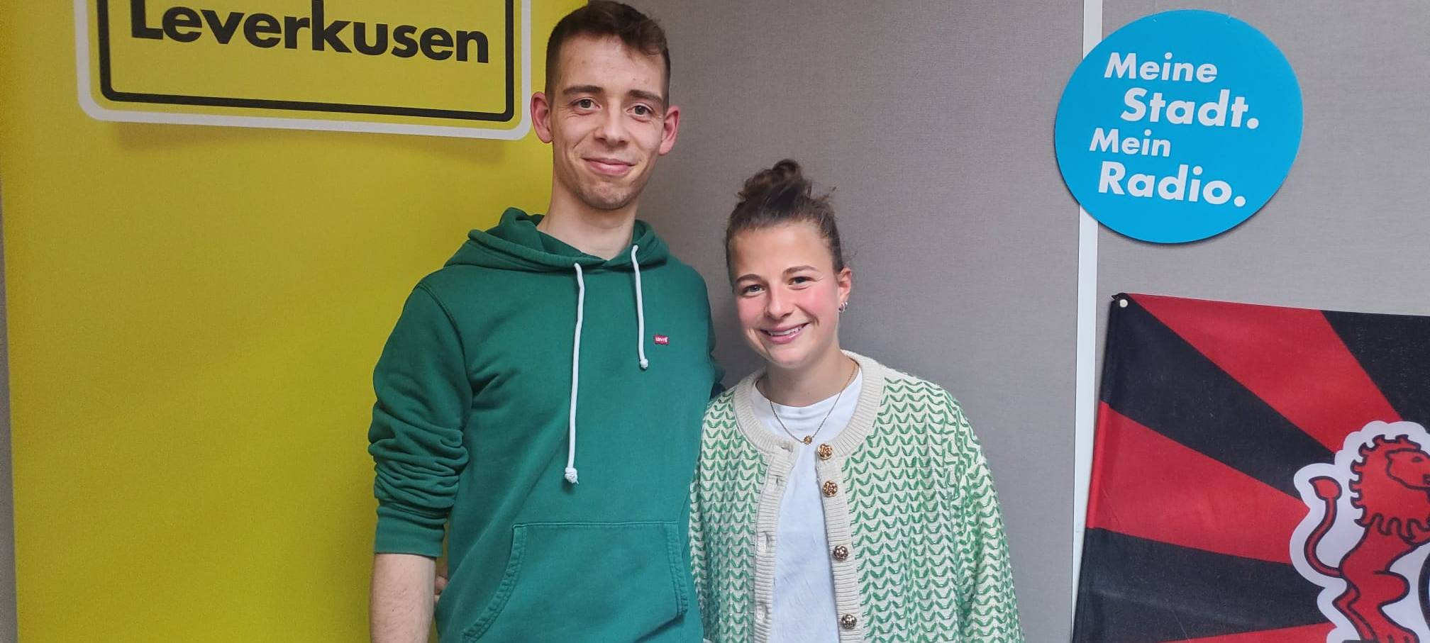 Radio Leverkusen-Reporter Raphael Gaede (links) und Bayer 04-Profi Kristin Kögel