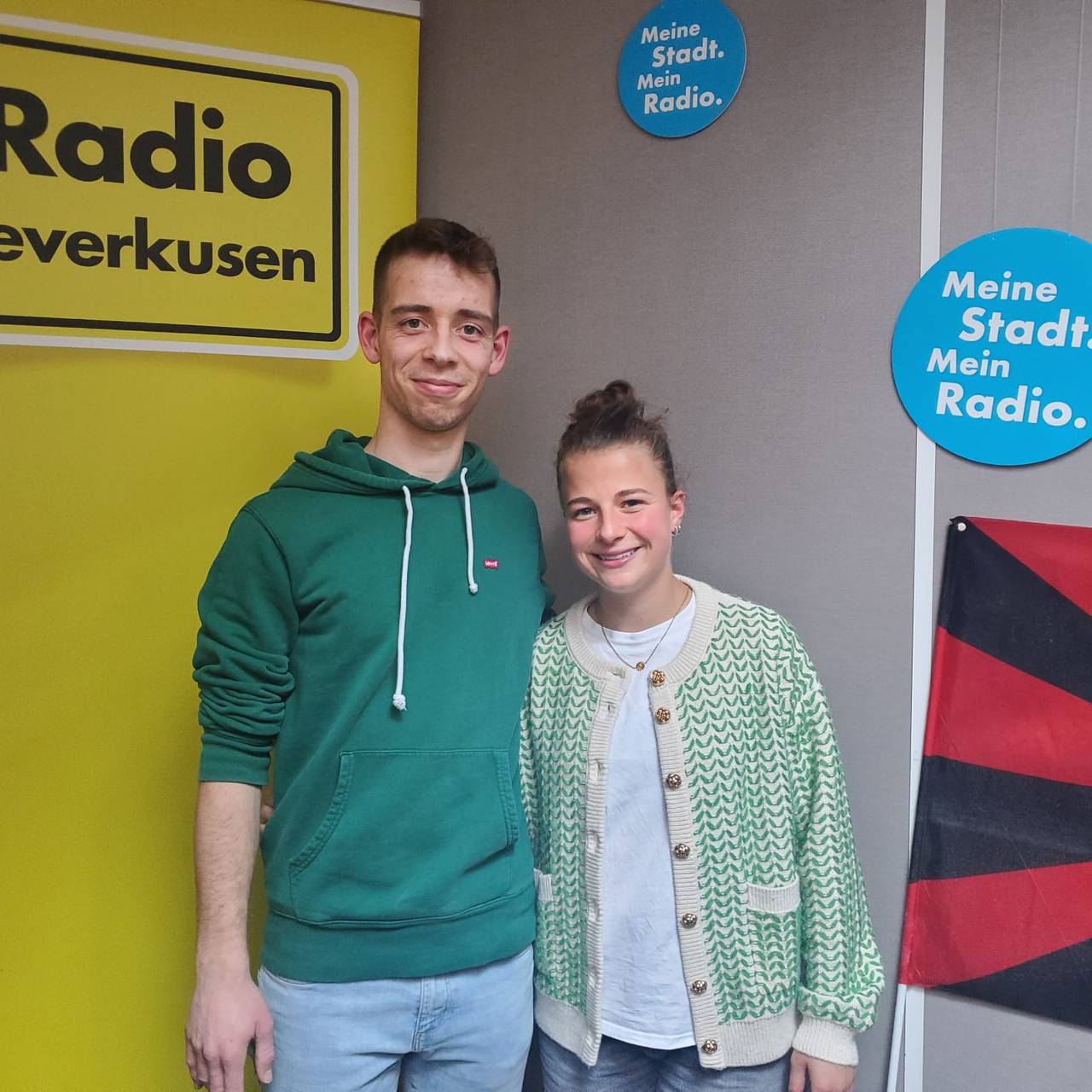 Radio Leverkusen-Reporter Raphael Gaede (links) und Bayer 04-Profi Kristin Kögel