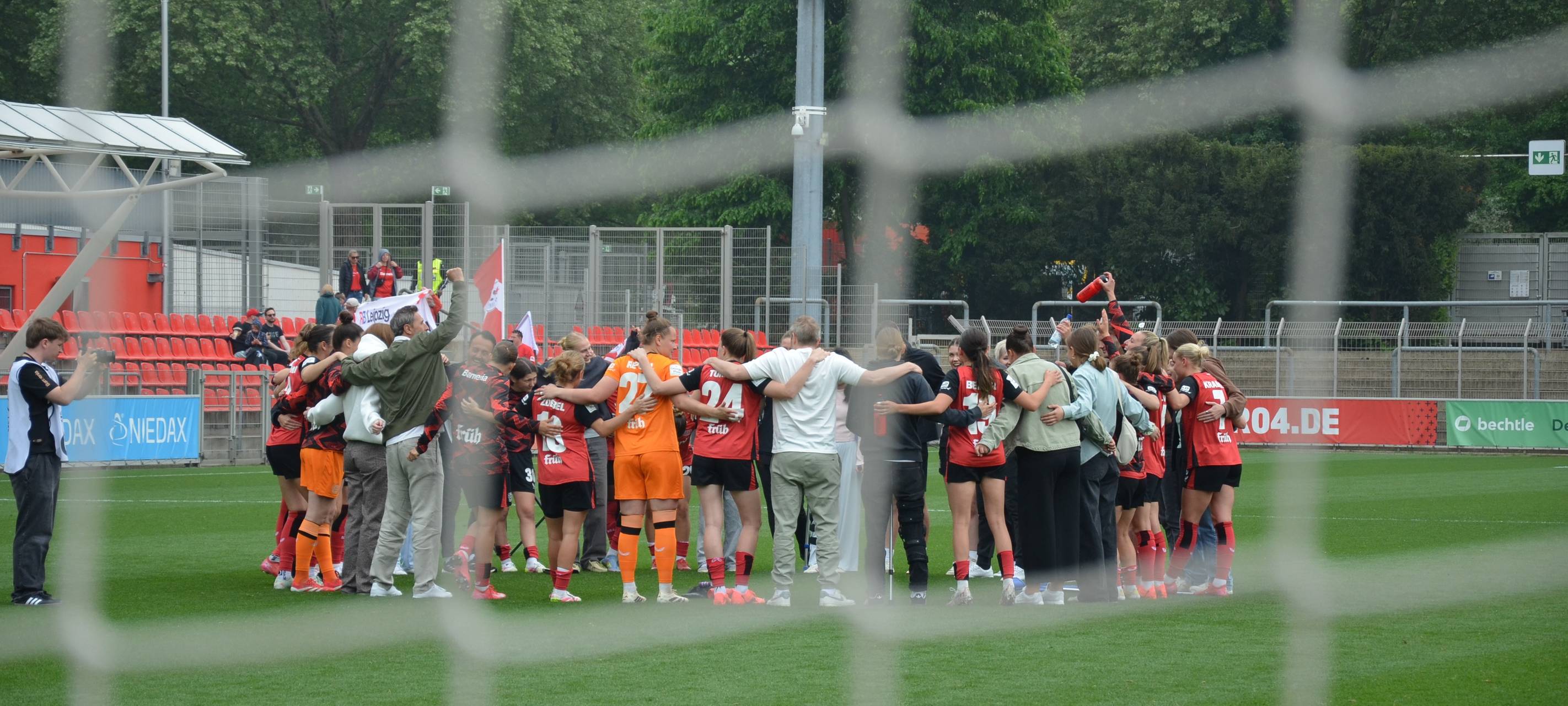 Leverkusen: Bayer 04 Frauen starten mit Rekordkulisse