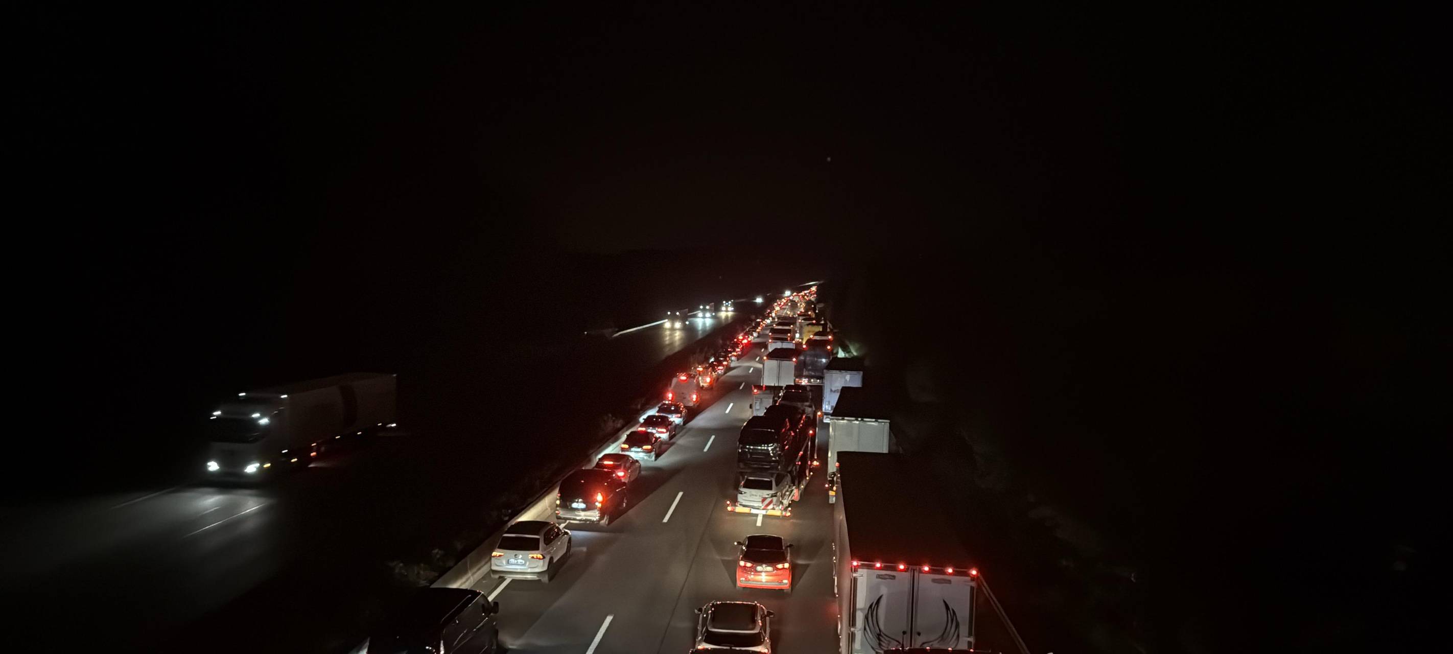 Sperrung A1 bei Leverkusen nach LKW-Brand aufgehoben