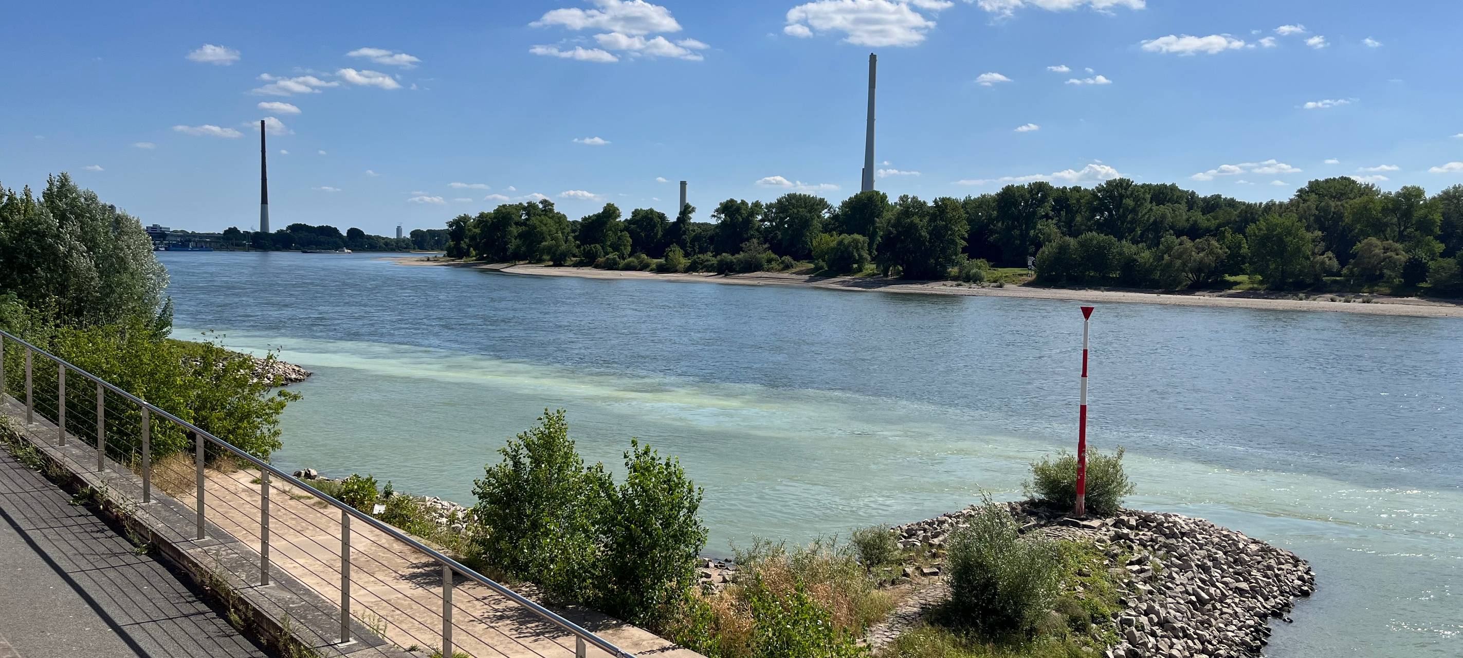 Weiße Verfärbung im Rhein wegen Produktionsaustritt im Chempark