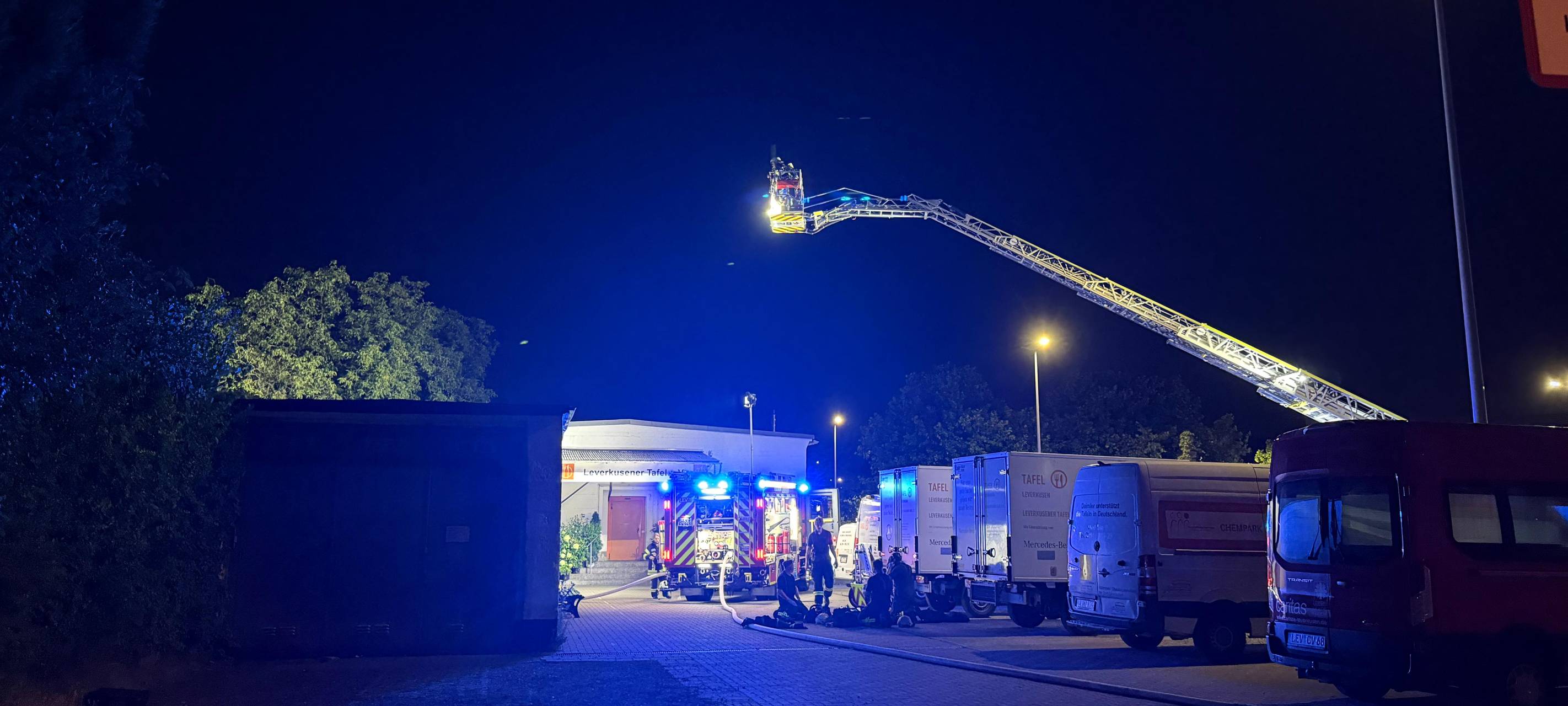 Feuerwehreinsatz Leverkusen City: Brand in Wiesdorf