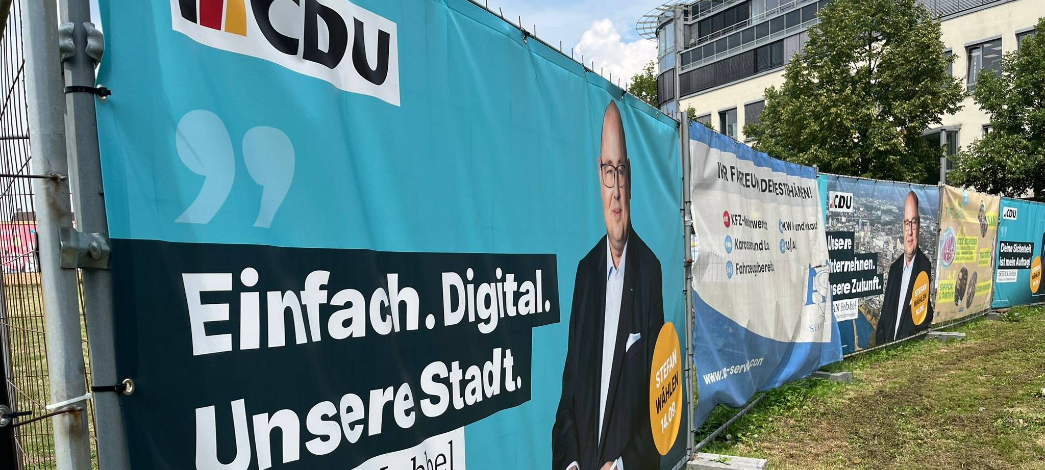 Erste Wahlwerbung in Leverkusen aufgehangen