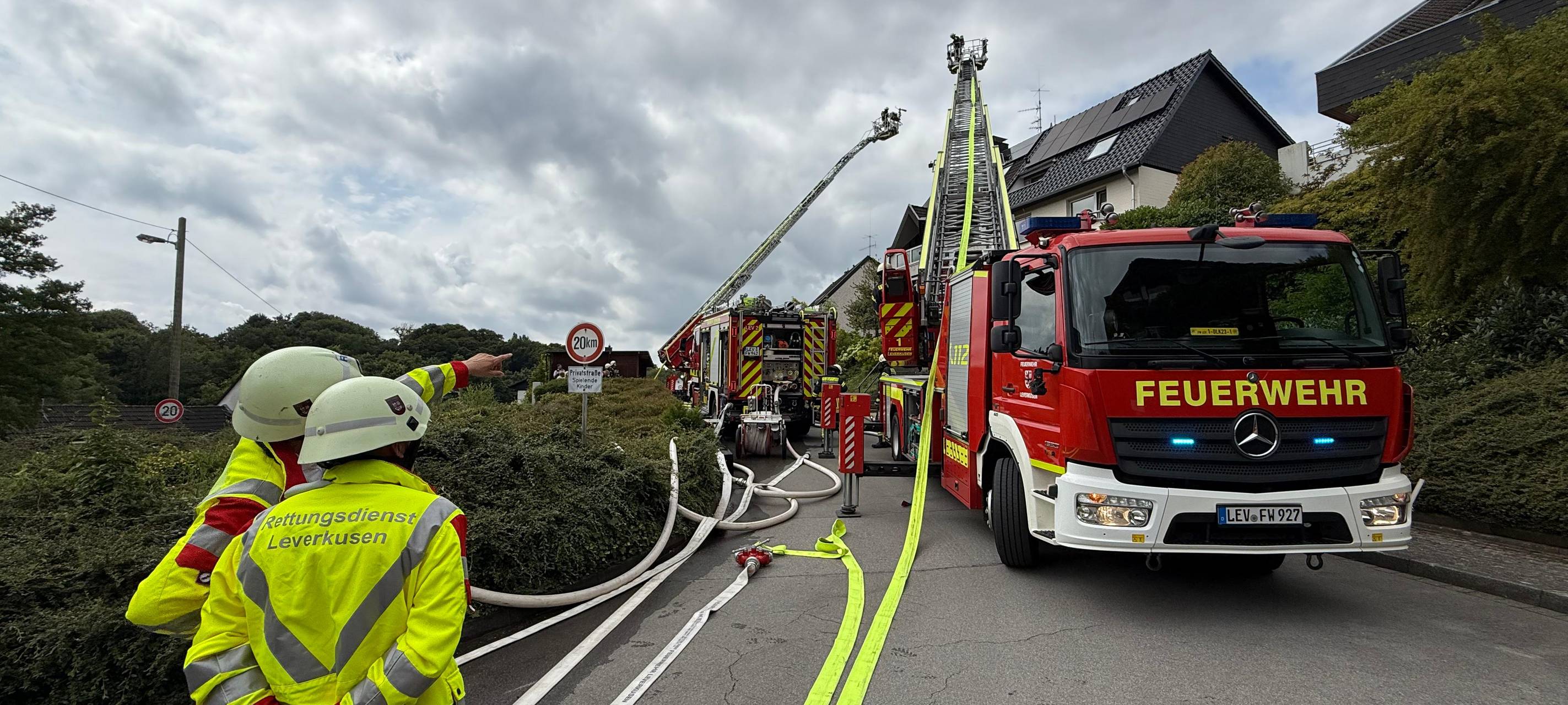 Dachstuhlbrand in Lützenkirchen - Einsatz beendet