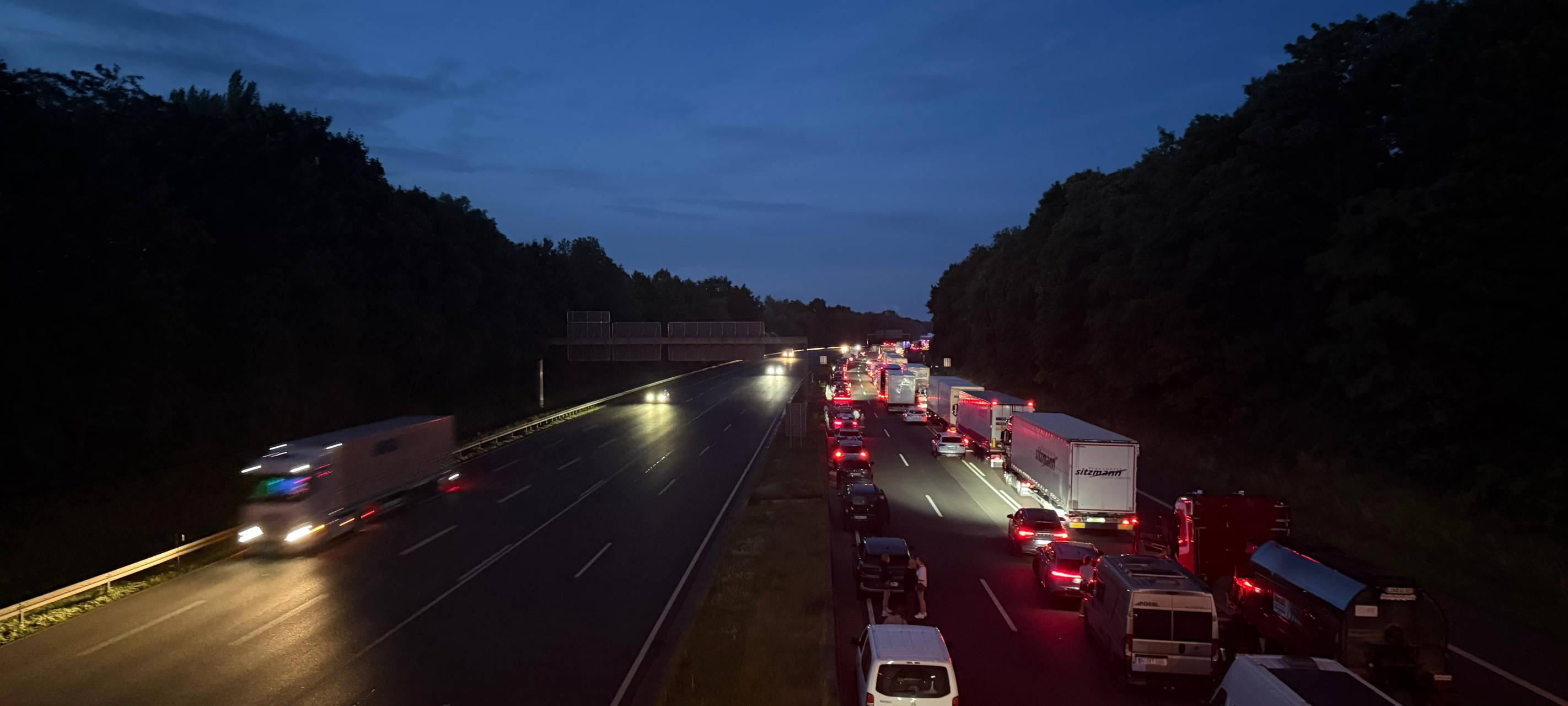 Schwerer Unfall auf der A1 bei Leverkusen: Zeugensuche