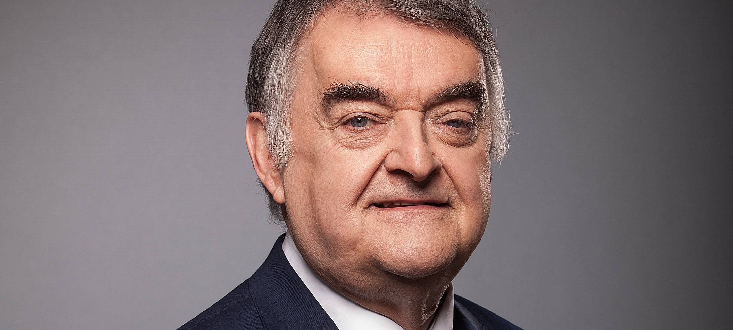 Reul verurteilt Fanausschreitungen nach Derby