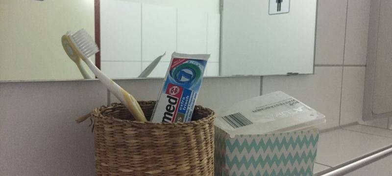 Bad, Badezimmer, Toilette, Klo, WC, Zahnpasta, Zahnbürste, Drogerieartikel, Drogerie