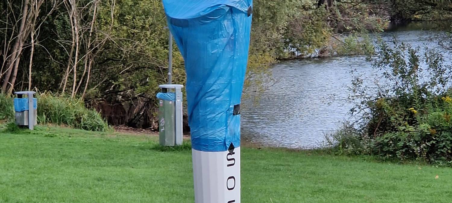 Leverkusen: Notrufsäule von Unbekannten abgedeckt