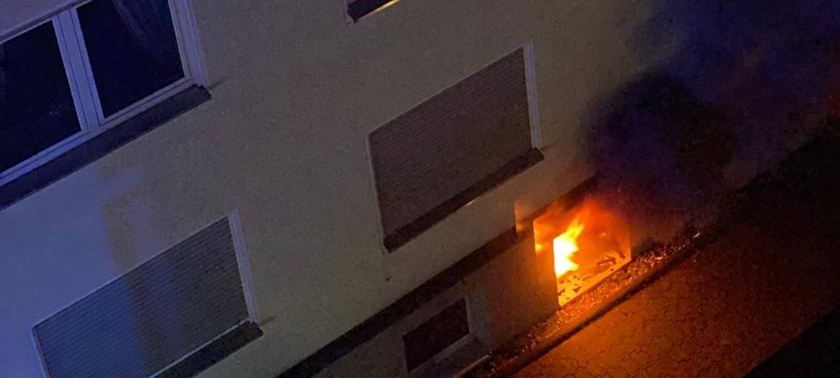Feuerwehreinsatz Bürrig: Wohnung in Mehrfamilienhaus brennt