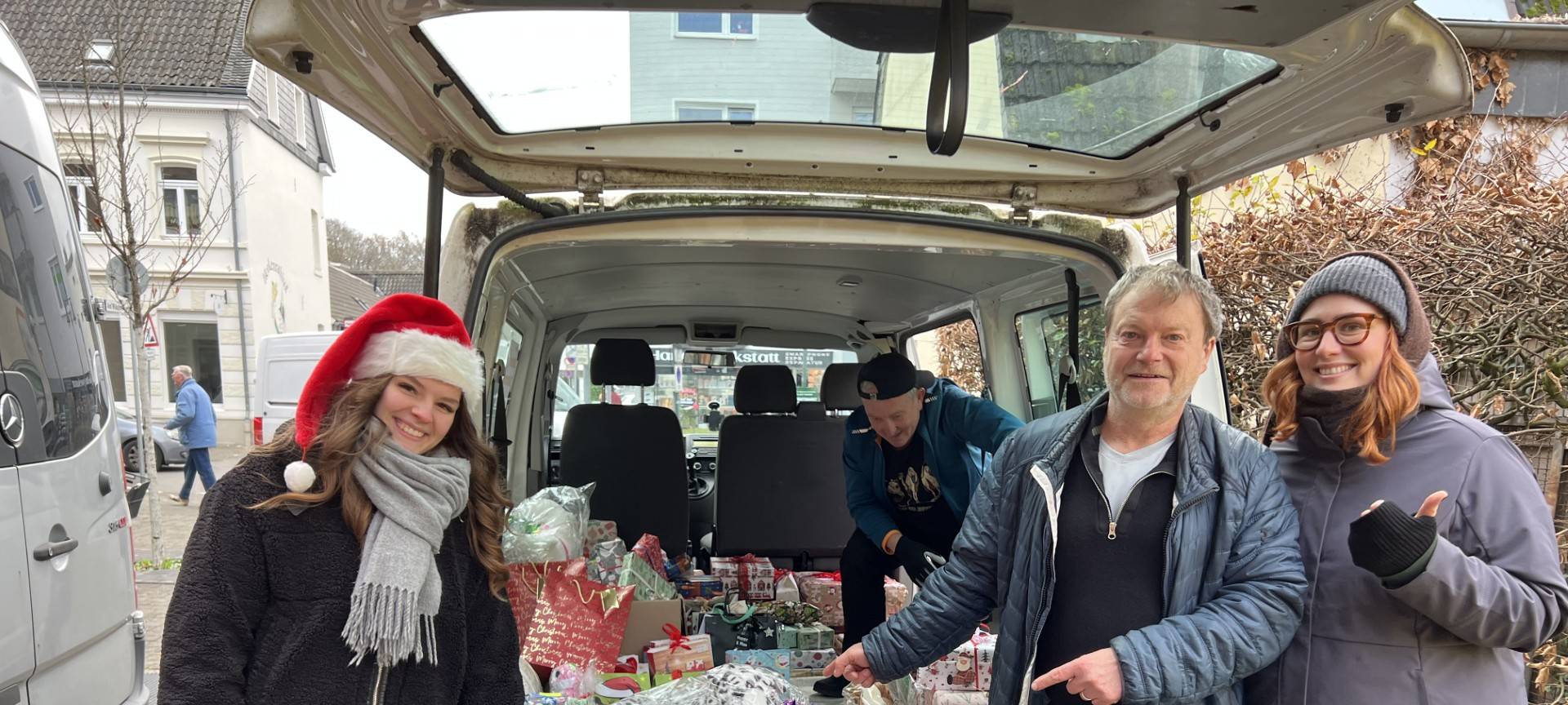 Radio-Leverkusen-Geschenkeaktion: Sammeln in Schlebusch