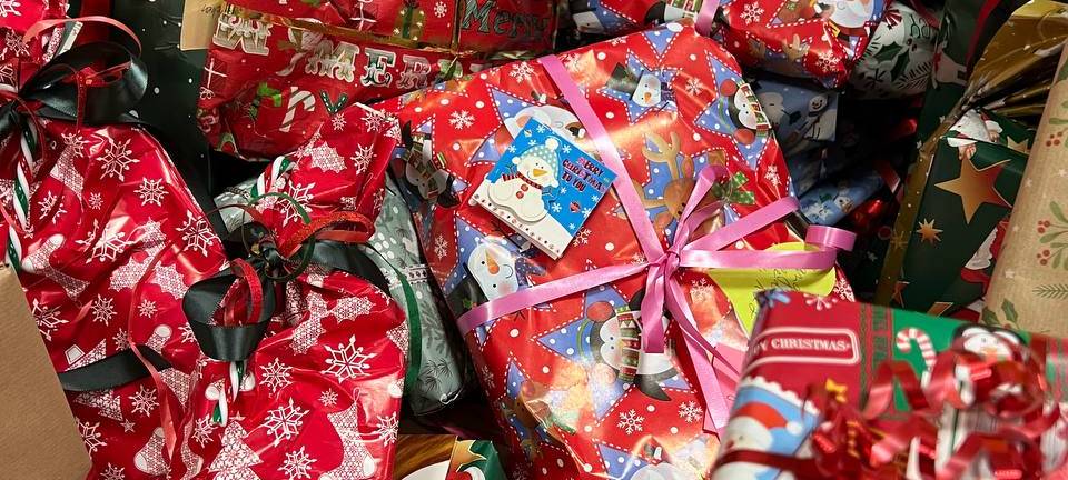 Radio Leverkusen sammelt über 1.000 Geschenke für den guten Zweck – ein neuer Rekord