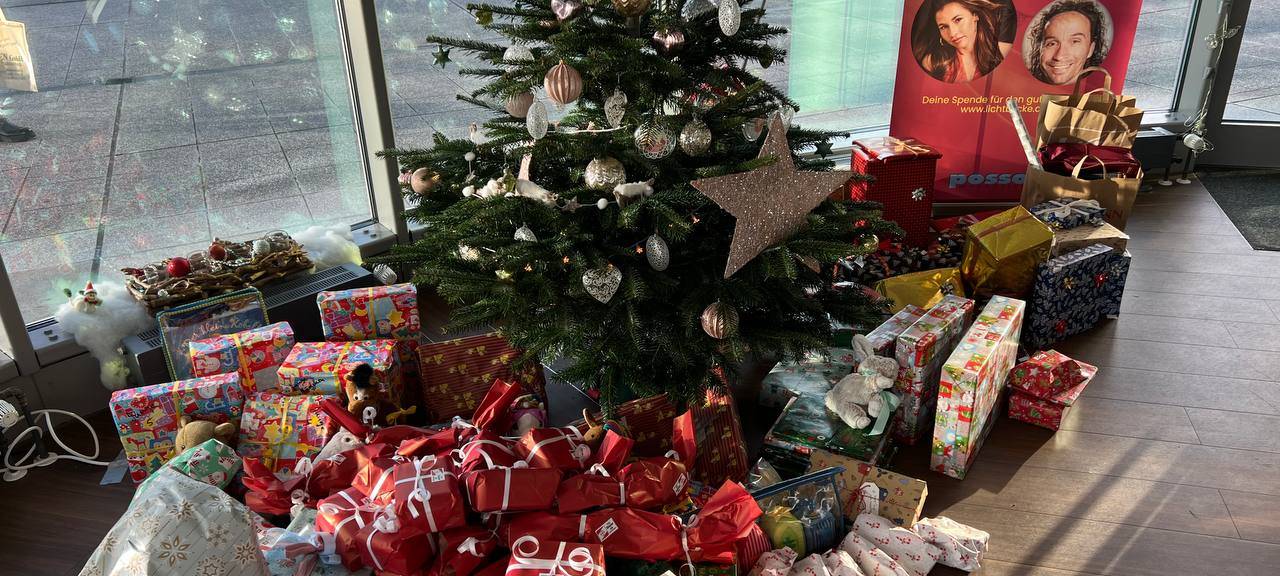 Radio Leverkusen sammelt über 1.000 Geschenke für den guten Zweck – ein neuer Rekord