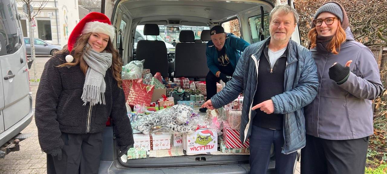 Radio Leverkusen sammelt über 1.000 Geschenke für den guten Zweck – ein neuer Rekord