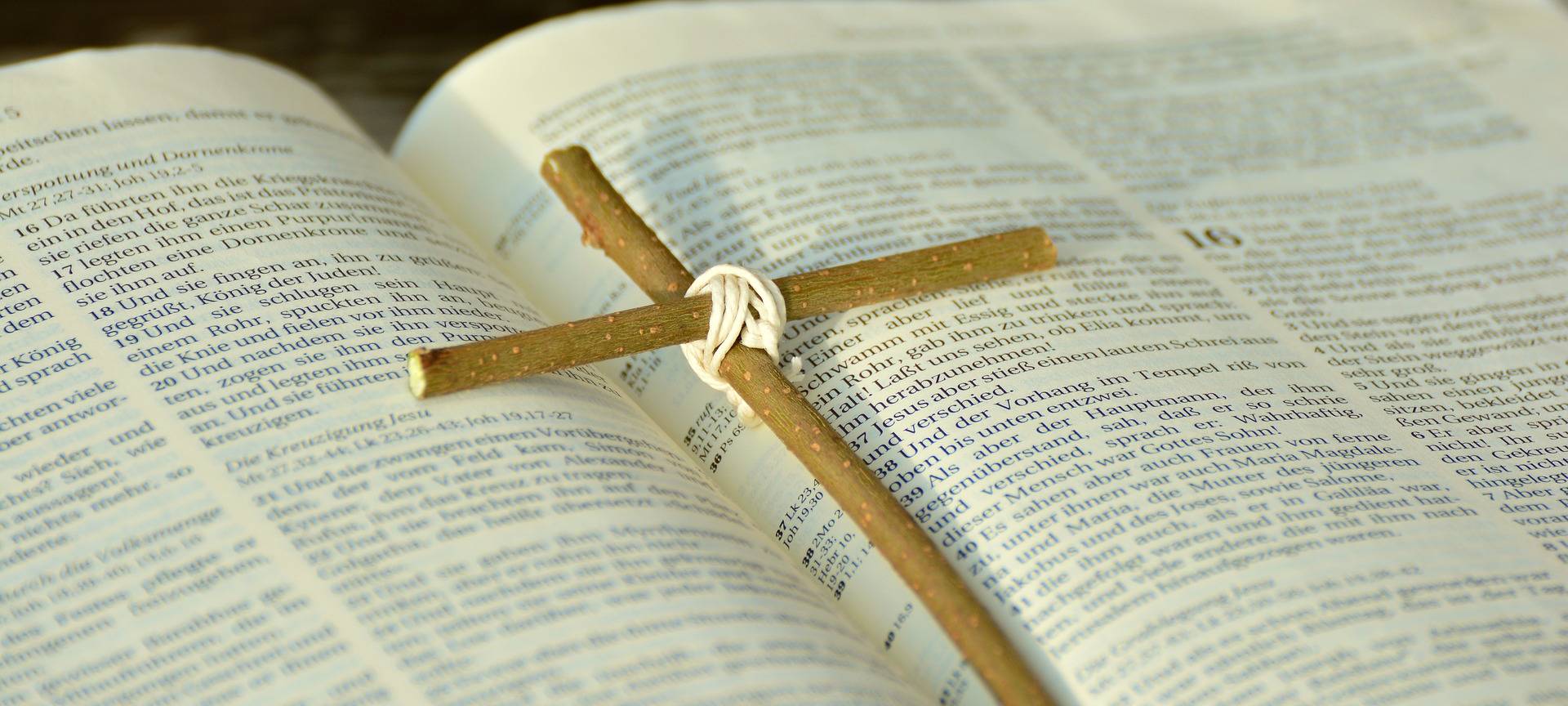 Christen, Christ, katholisch, evangelisch, Kreuz, Jesus, Erzbistum, Pastor, Priester, Bibel