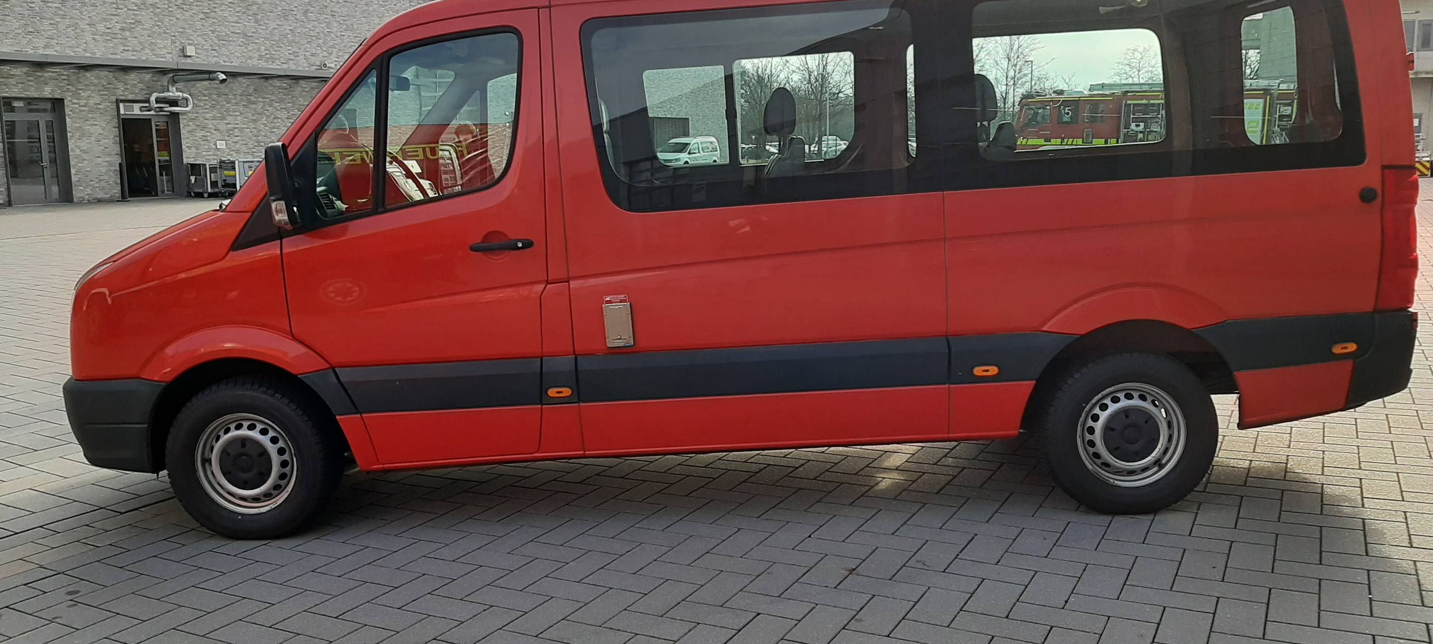 Feuerwehr Leverkusen übergibt Fahrzeug für Jugendarbeit