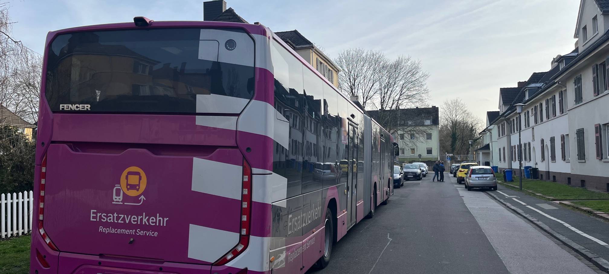 Festgefahrener SEV-Bus nahe Leverkusen-Mitte befreit