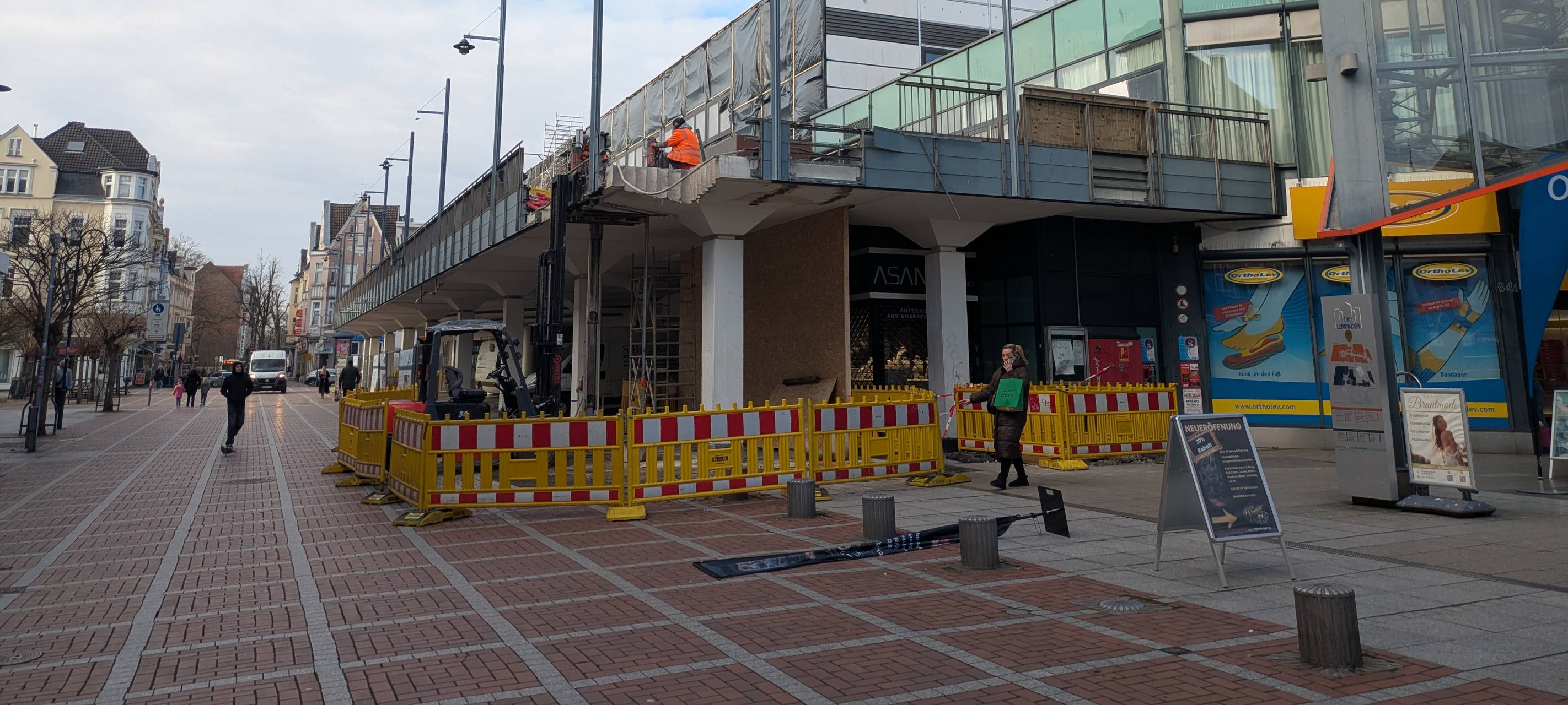 Leverkusen: Außenarbeiten am Ex-Kaufhof-Gebäude gestartet