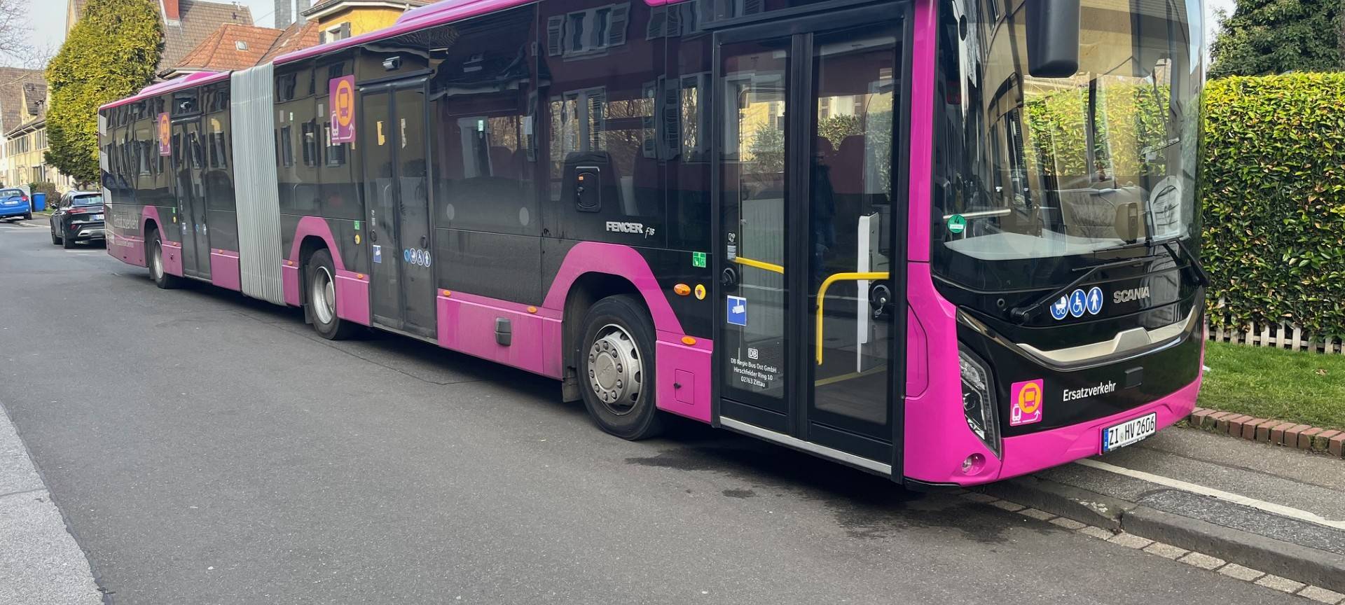 Festgefahrener SEV-Bus nahe Leverkusen-Mitte befreit