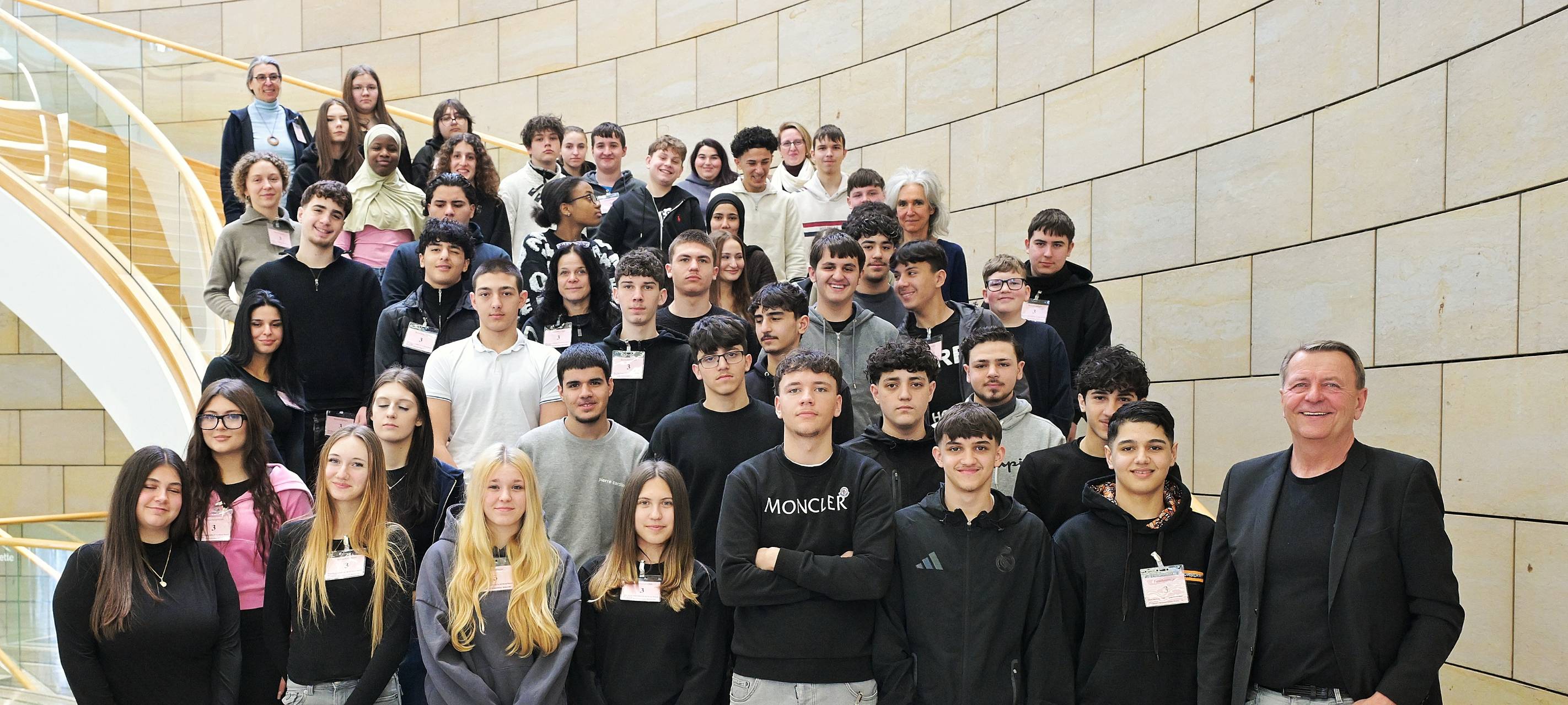 Leverkusener Schüler zu Besuch im Landtag in Düsseldorf