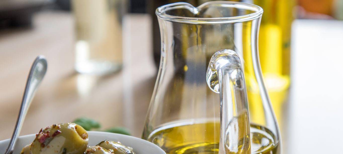 Olivenöl steht in einer Küche auf dem Tisch