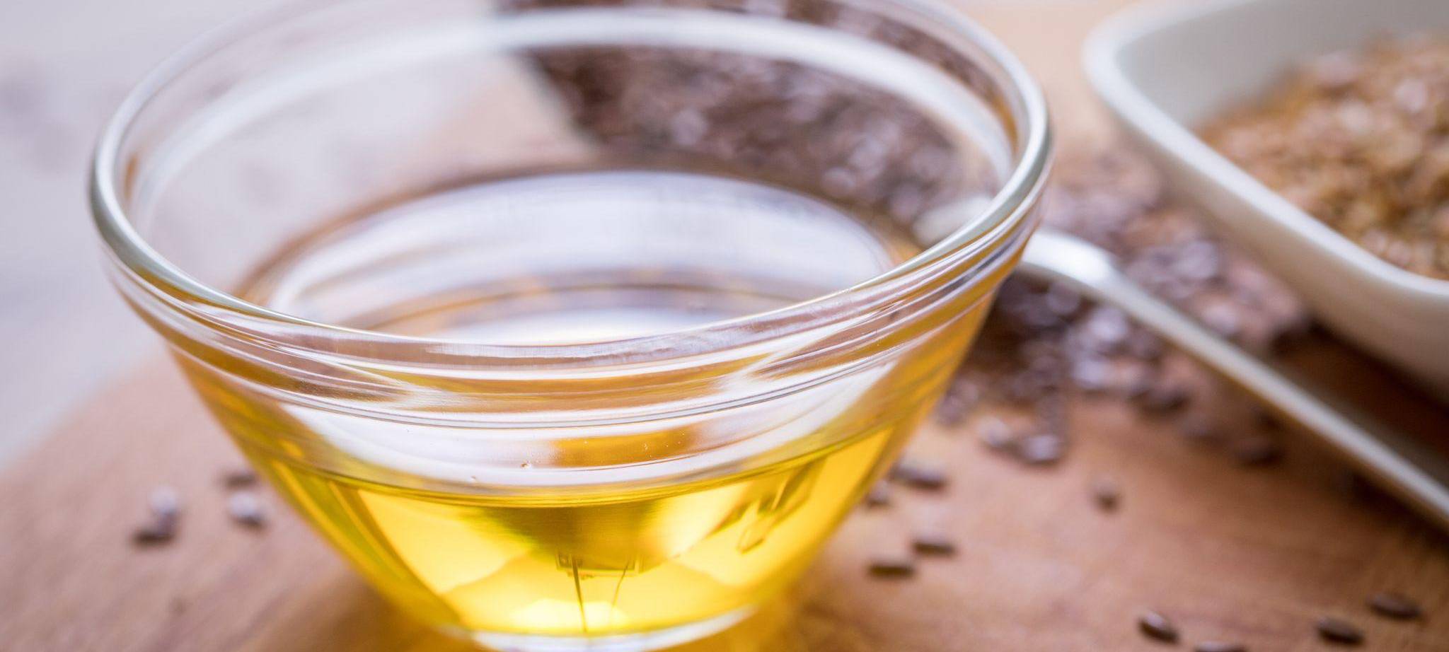 Leinsamen und Leinöl stehen auf einem Tisch