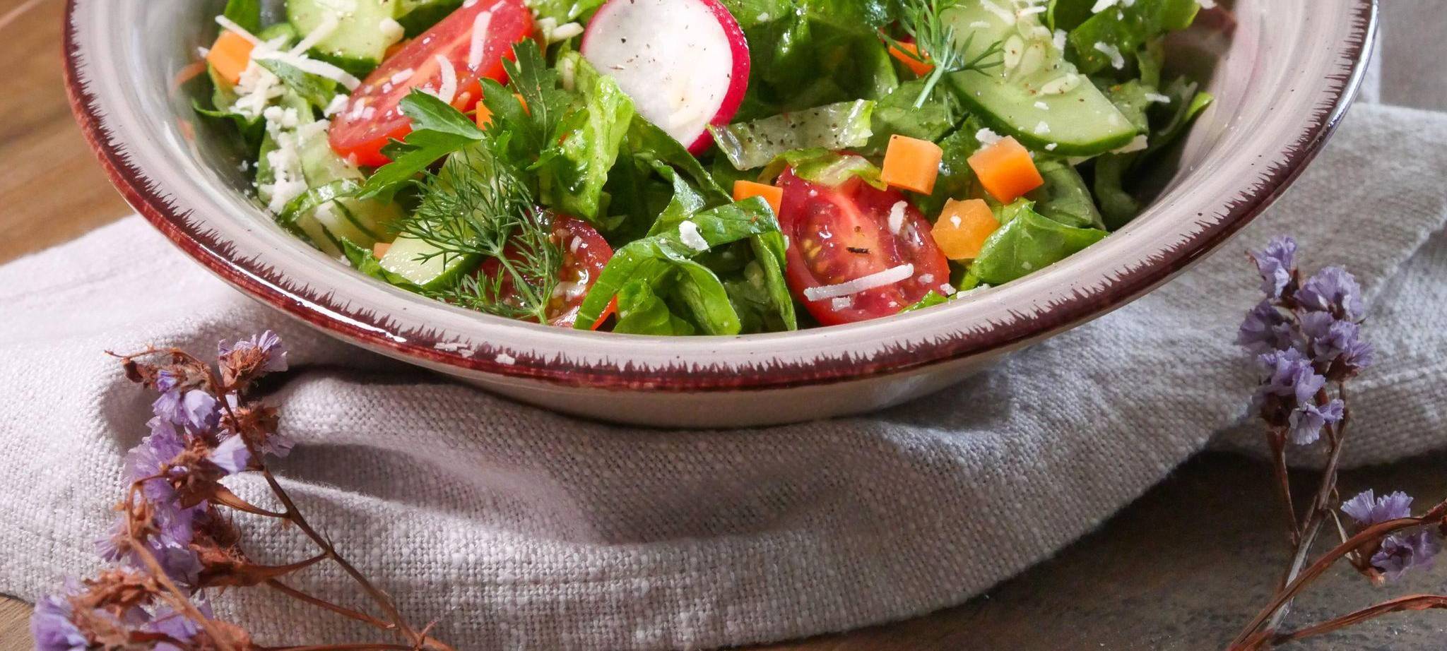 Salat steht auf einem Tisch