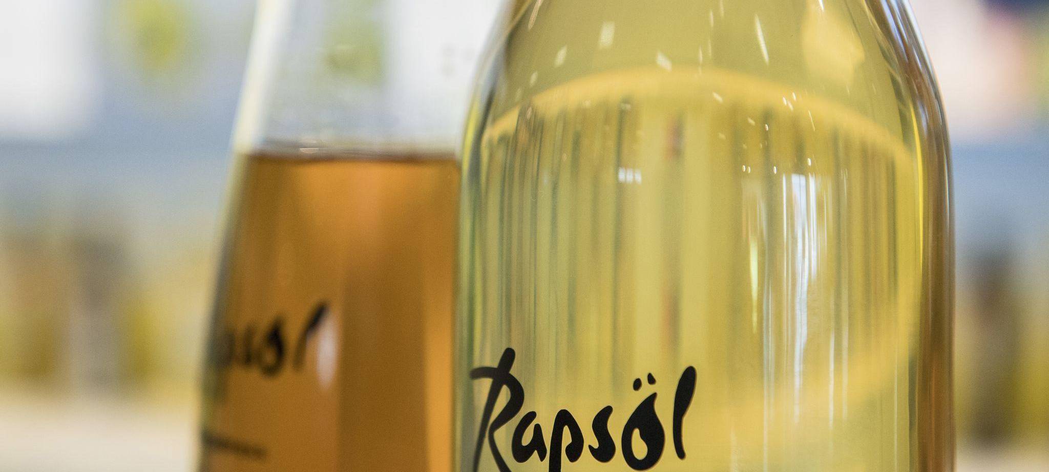 Rapsöl steht auf einem Tisch