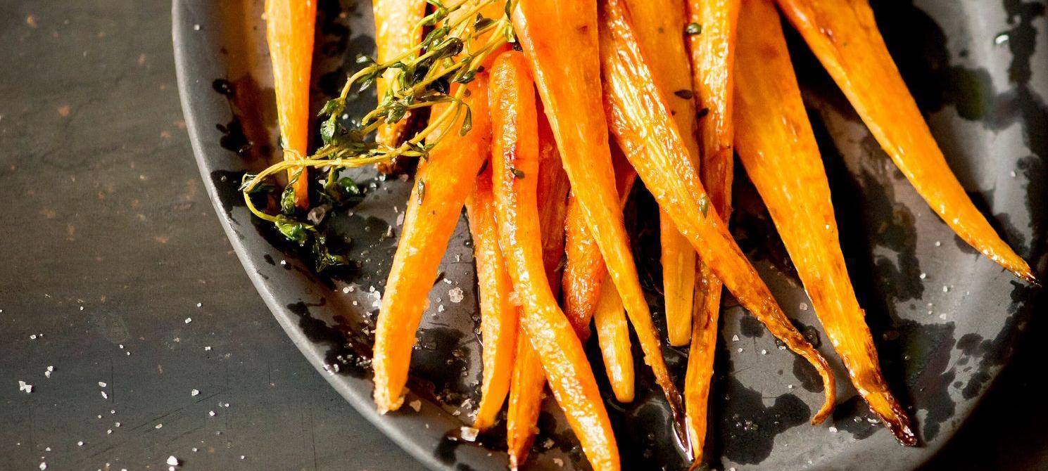 Ofen-Karotten liegen auf einem Teller