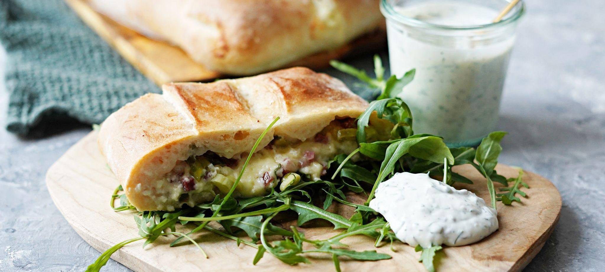 Ein Handbrot liegt auf einem Brett