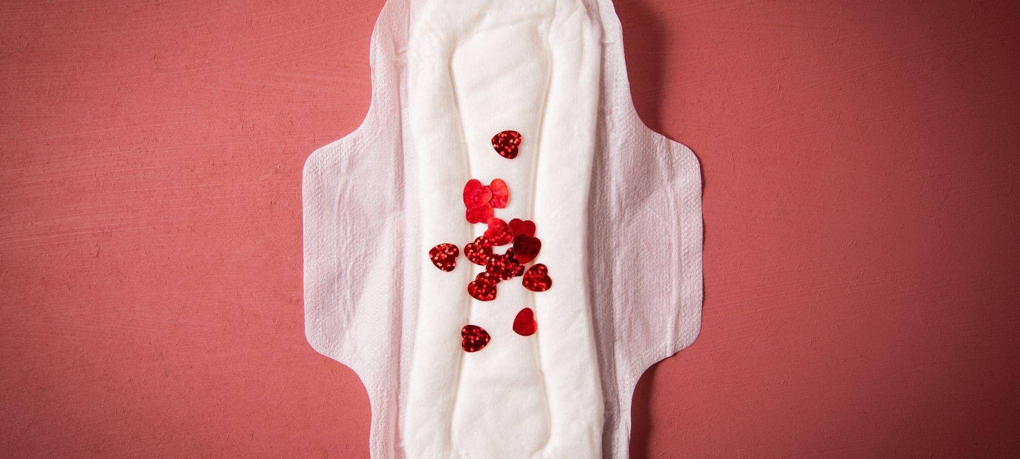 Konfetti liegt auf einer Damenbinde